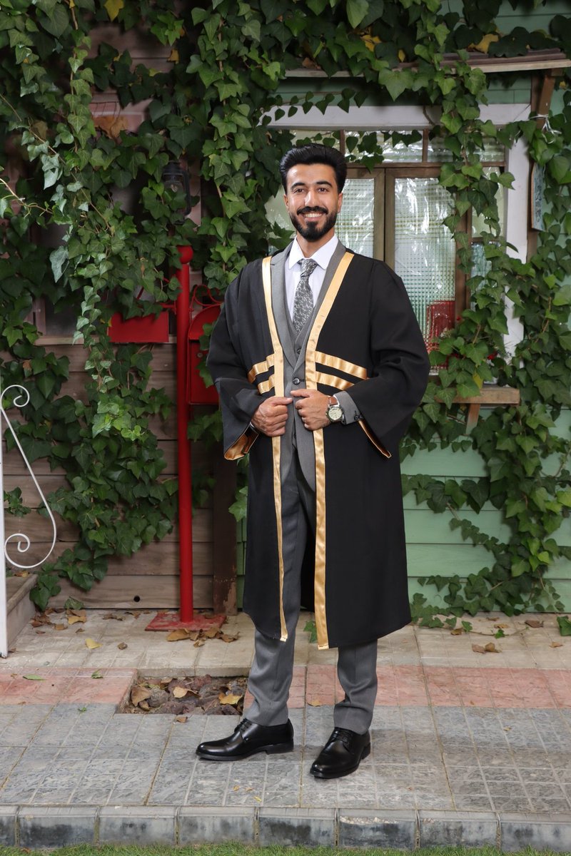 mohammad9740_sw's tweet photo. تزينا بثوب التخرج، فـ آللهم تمم.🤍
#جامع��_الحسين_بن_طلال 2025 https://t.co/wGCwEbCAOm