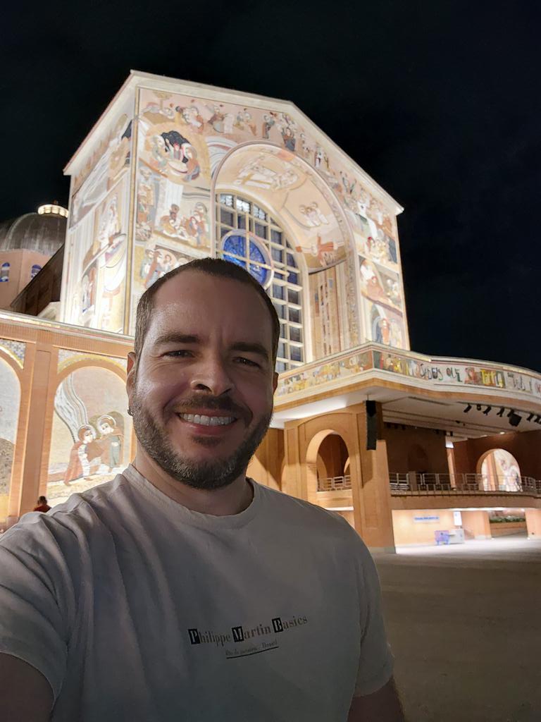 Resolvi pegar o carro e ir do Rio de Janeiro a Aparecida (SP), e cheguei exatamente às 18h, como mostra o relógio da torre, a exata hora da Ave Maria