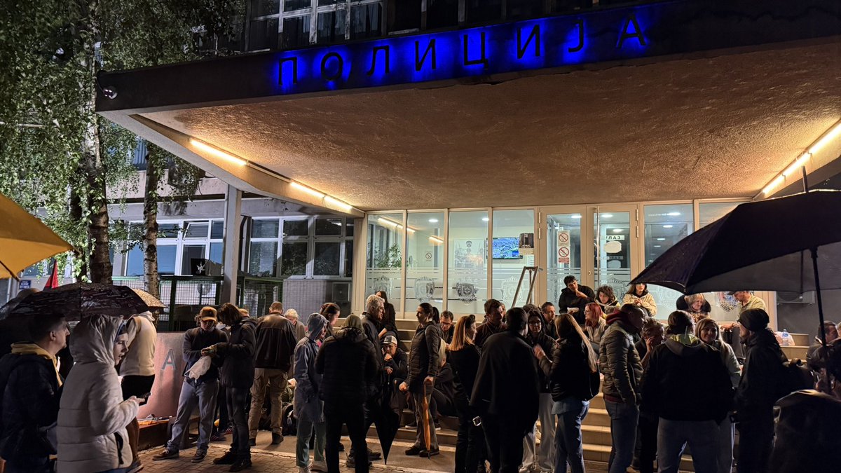 Uporno ispred policije zahtevamo oslobađanje Vladana Slavkovića i Ivana Matovića. Sat sedmi.