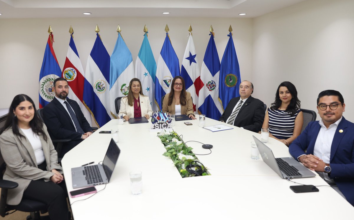 La Secretaría General del #SICA y la Organización Europea para el Derecho Público (EPLO, por sus siglas en inglés) <a href="/eplo_news/">EPLO</a>, suscribieron un Memorando de Entendimiento, el cual busca fortalecer los vínculos de amistad y cooperación en áreas de interés común.

Esta iniciativa