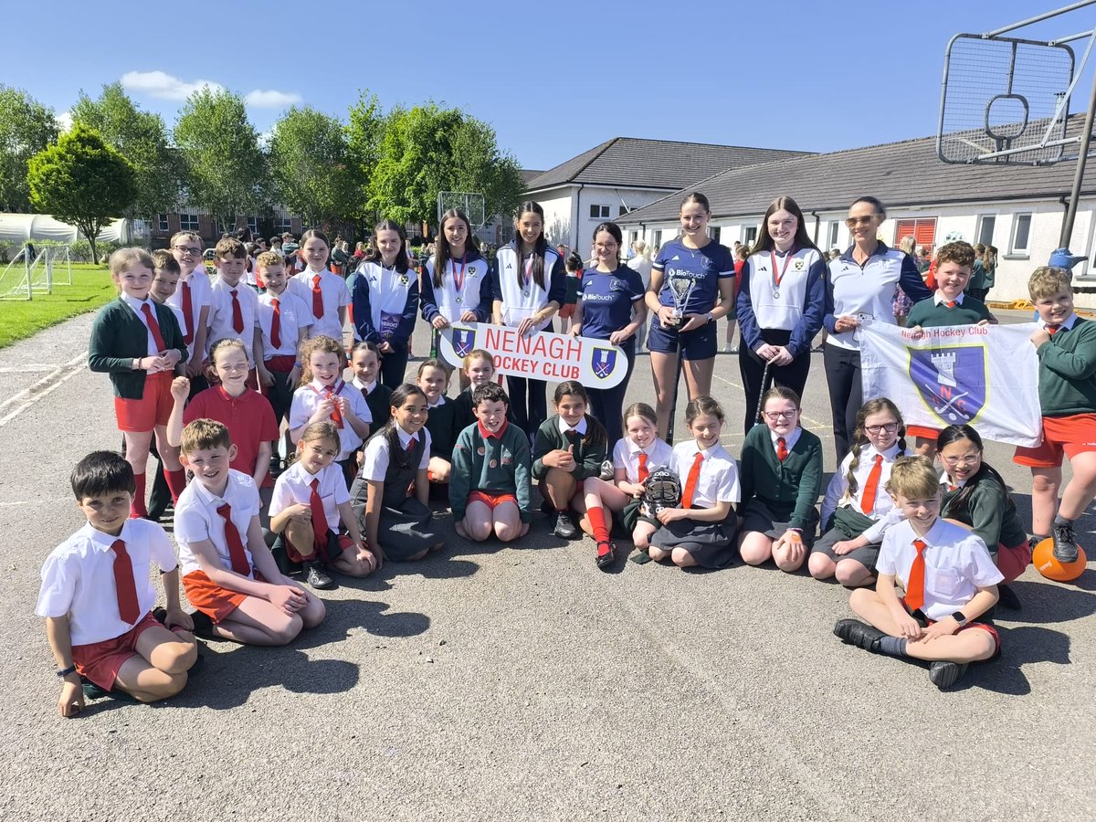 Bhuaigh Foireann Haca an Aonaigh Faoi 18 Craobh AGUS Corn na Mumhain!!!🙌👏 Tháinig siad ar chuairt chuig na scoile agus d’fhreagair siad an-chuid ceisteanna faoin spórt iontach seo atá ar fáil do gach duine ar an mbaile seo🤗 🏑 ⁦<a href="/GaelscoilAU/">GaelscoilAU</a>⁩