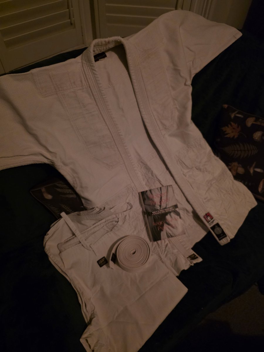 Gifted this lovely Aikidogi by my dojo tonight, and an awesome read, next week my hakama!