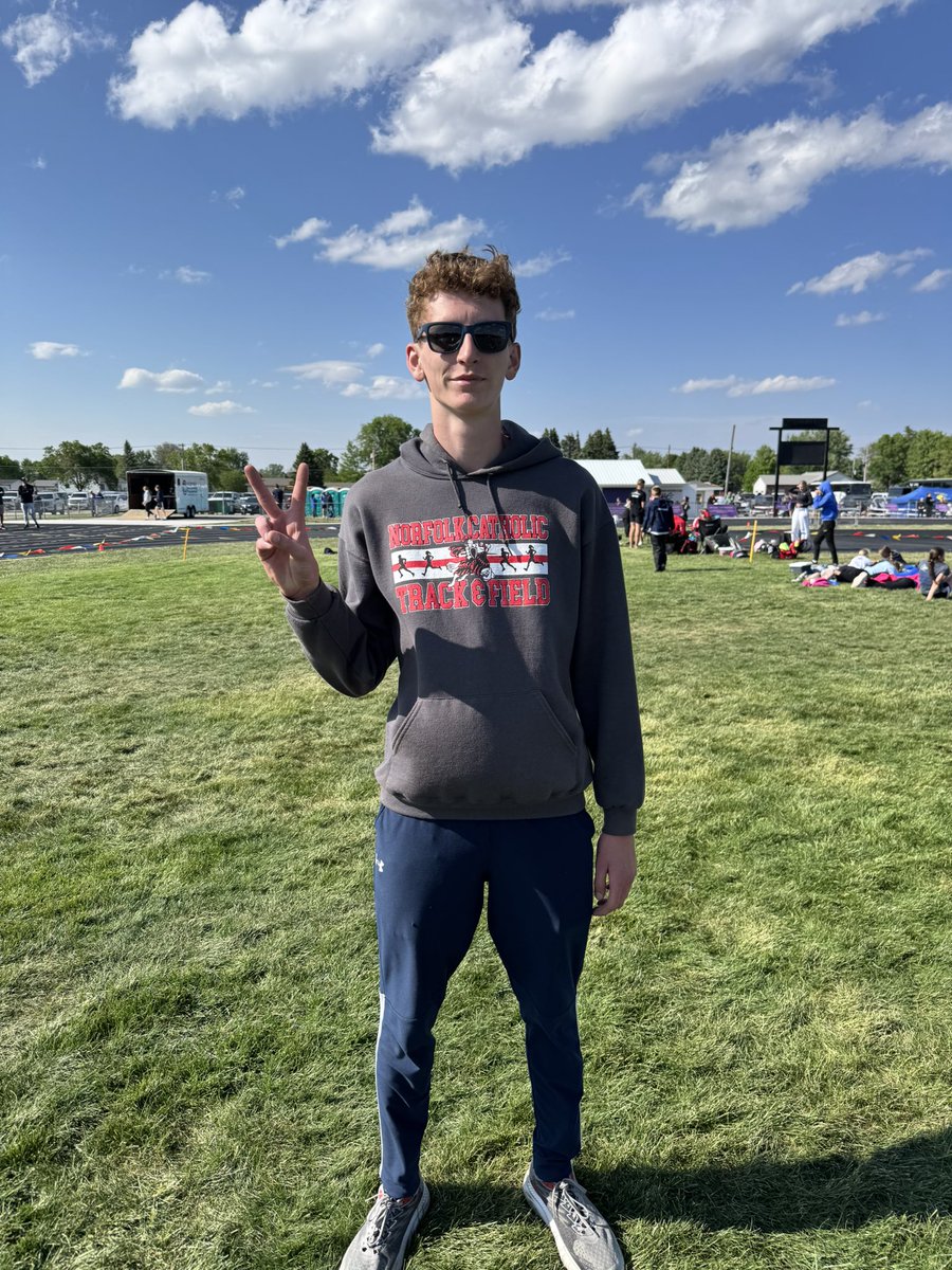 Congratulations to Andrew Kastl on finishing 2nd and qualifying for STATE in the 3200m !