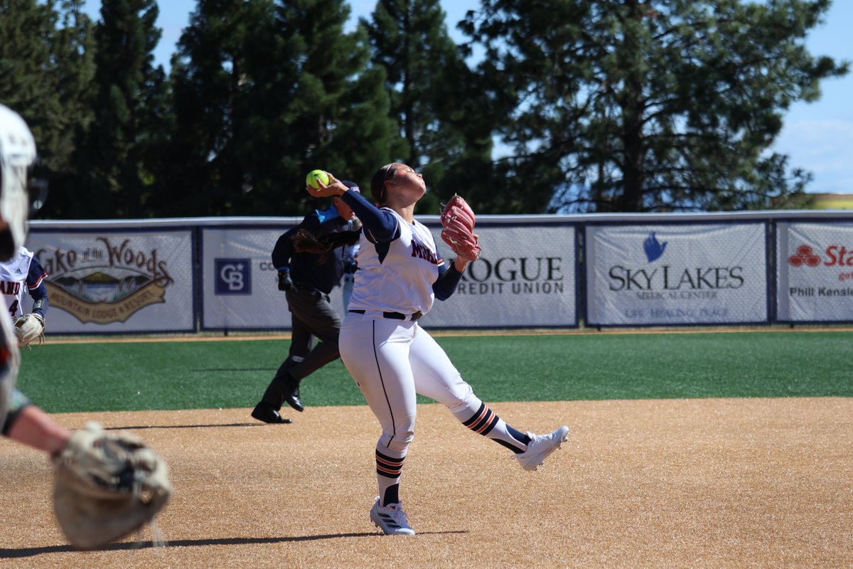 🥎
There is only one thing to recap after day four of the #NAIASoftball Opening Rounds and that is the official #BattleForTheRedBanner bracket!

Check out the bracket with game times and match ups ahead of game one starting next week in Columbus! --> naia.prestosports.com/x/lwfyz