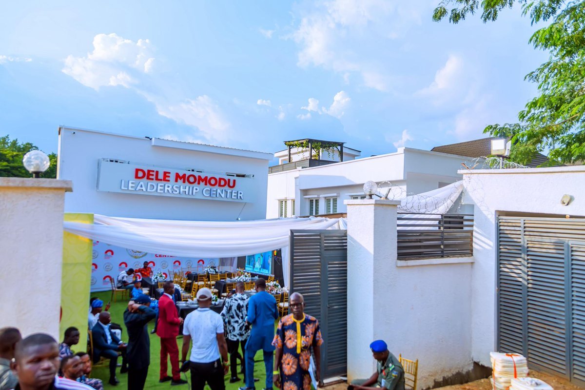 Dele Momodu Unveils 5-Star Leadership Centre in Ibadan

thebossnewspapers.com/2025/05/15/del… <a href="/DeleMomodu/">Dele Momodu Ovation</a> <a href="/AAdeleke_01/">Gov Ademola Adeleke</a>