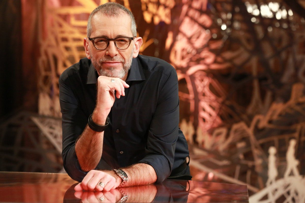 Che spettacolo vedere il prologo di Piazza Pulita, Formigli ha dato il meglio di sé stesso, commentando foto di Trump, Bin Sal Man, sui consumi della AI rispetto al Green, sulla presenza di  Zuckerberg, di Musk, di Elkann, sull’aereo regalato a Trump e per finire sulla Palestina