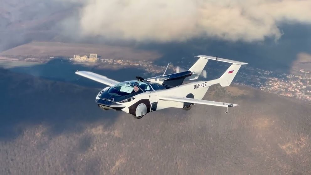 PajaritoTimes's tweet photo. Conoce el #AirCar , el auto volador que puede alcanzar una velocidad máxima de de 250 km/h con una autonomía de vuelo estimada en unos 1000 kilómetros.
El auto volador, producido por #KleinVision saldrá a la venta en 2026 por $800.000 dólares. https://t.co/ou96RCSD0G