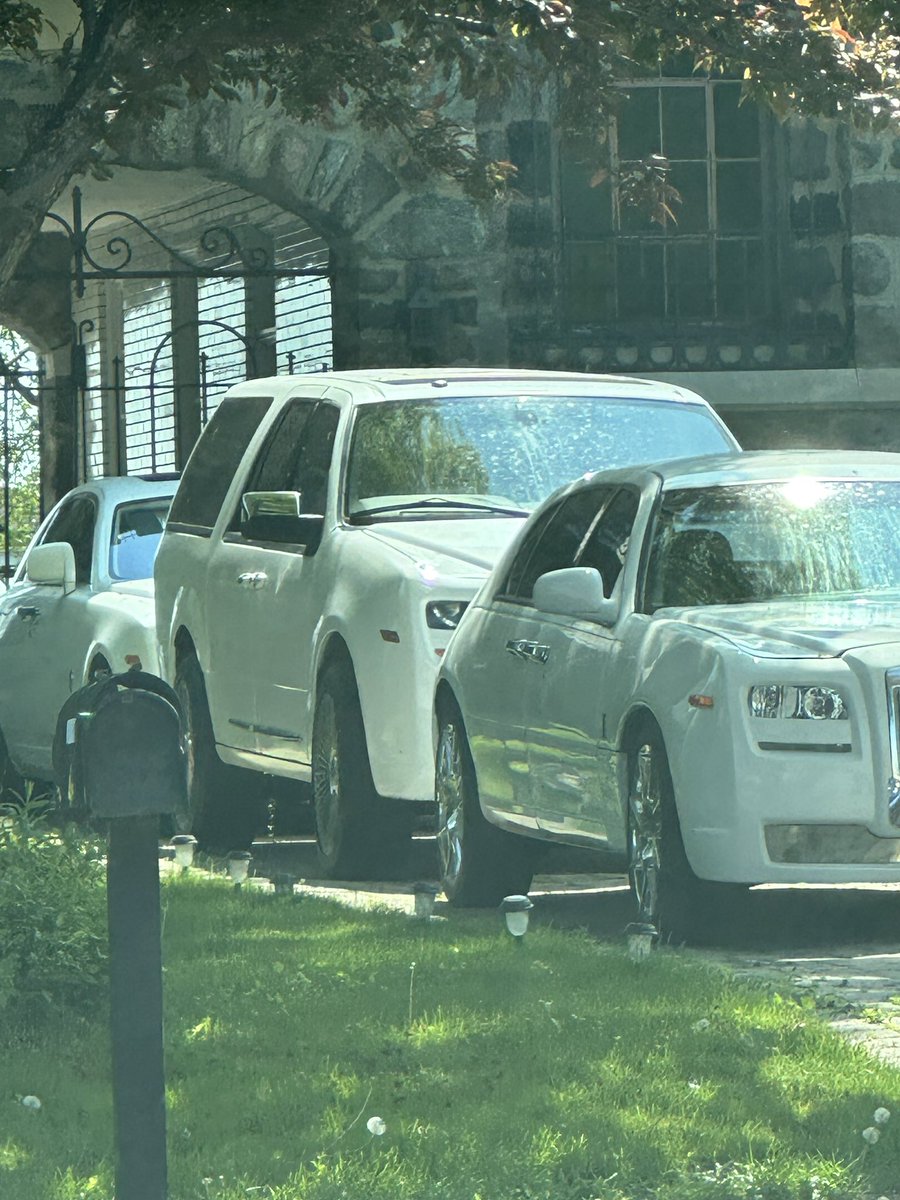 zackpradel's tweet image. Ok, I’m lost.
Spotted in Detroit.
Is that a town car and expedition dressed up as Rolls-Royce? I’m so confused.