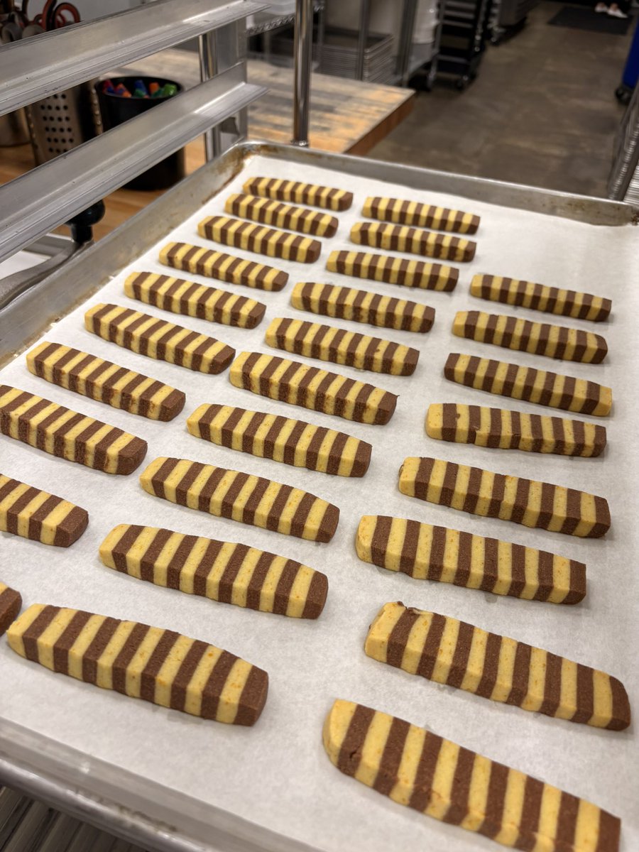 hpnny's tweet photo. tangerine and dark chocolate shortbread cookies, a tiny cake for my mom, two versions of a strawberry and milk chocolate ganache tart https://t.co/4Df7ibmQCK
