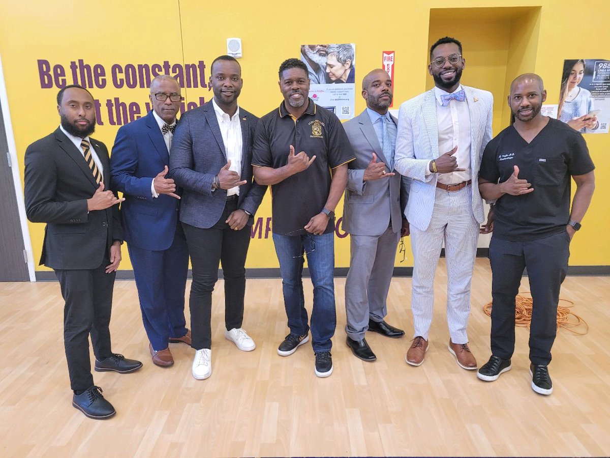 MarcusEsther_'s tweet image. Career Day at KIPP Sunnyside with @alphaetalambda 

🤙🏾

#AlphaPhiAlpha #Alpha #gotohighschoolgotocollege