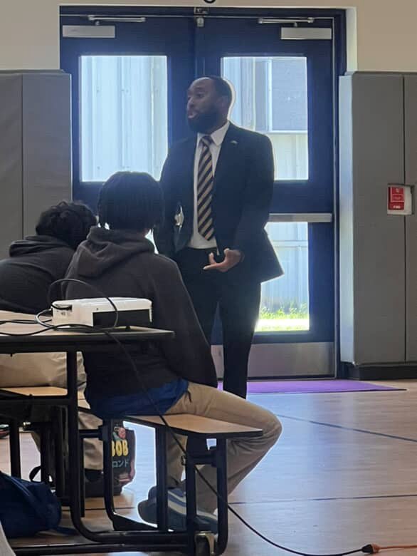 MarcusEsther_'s tweet image. Career Day at KIPP Sunnyside with @alphaetalambda 

🤙🏾

#AlphaPhiAlpha #Alpha #gotohighschoolgotocollege