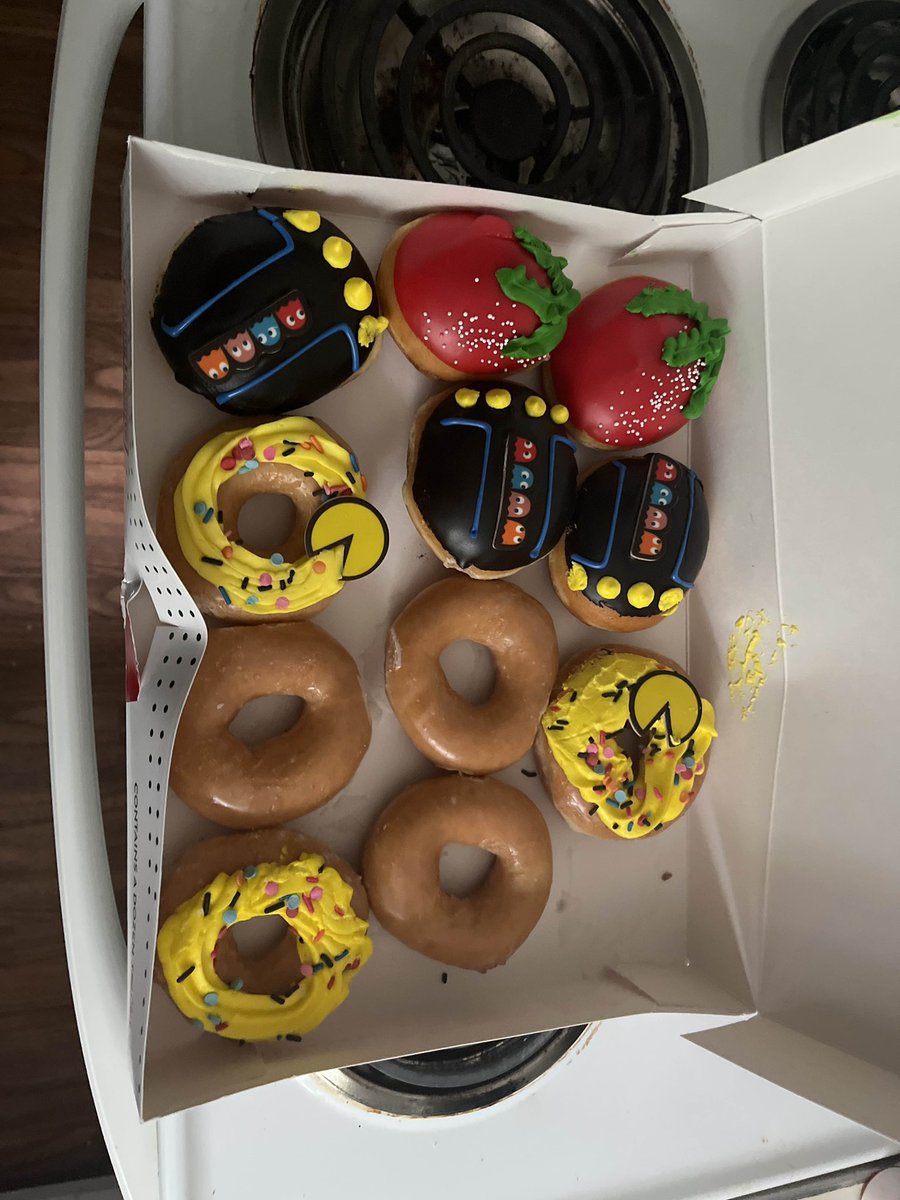 Clouted2003's tweet photo. #PacMan #krispykreme https://t.co/4d6yo0gtef
