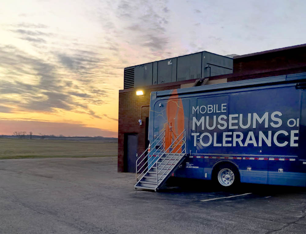 MobileTolerance's tweet image. The Illinois Mobile Museum of Tolerance rolled up just in time to catch the sunrise at Sullivan High School in Illinois! ☀️
Sullivan High (@SullivanTigers) is part of the Spoon River Valley School District, one of the smallest and most rural districts we've had the pleasure of…