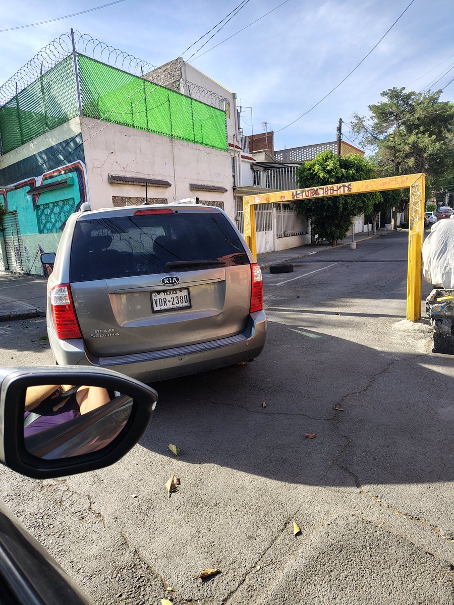 jusito243's tweet photo. Este vehículo se encuentra en la calle de ferrocarril de Río frío y Oriente 243 c estorbando el acceso vehicular ya se hizo reporte a 911 y a base plata de Iztacalco y hacen caso omiso @ClaraBrugadaM @LourdesPaz24 @PabloVazC @IztacalcoAl @C5_CDMX @UCS_GCDMX @SSC_CDMX https://t.co/BYoB6aoFAz