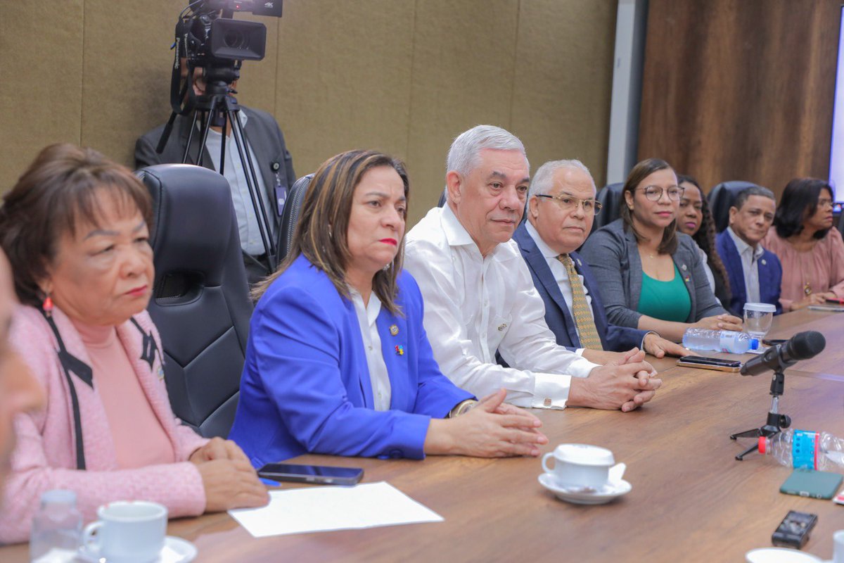 DiputadosRD's tweet photo. La Comisión Permanente de Derechos Humanos, presidida por el diputado Pedro Martínez (@pmartinez_rd), recibió a Silvia Hernández, encargada del departamento jurídico del Consejo Nacional de Discapacidad (@ConadisRD), en representación del presidente de dicha entidad y a Mildred Martínez, directora de estadísticas demográficas, sociales y ambientales de la @ONERD_, representación de Miosotis Rivas, directora general de la Oficina Nacional de Estadísticas para tratar la iniciativa del proyecto de ley que modifica la Ley No.5-13, del 15 de enero de 2013, sobre Discapacidad en la República Dominicana. Proponente: Mateo Espaillat 

#DiputadosRD