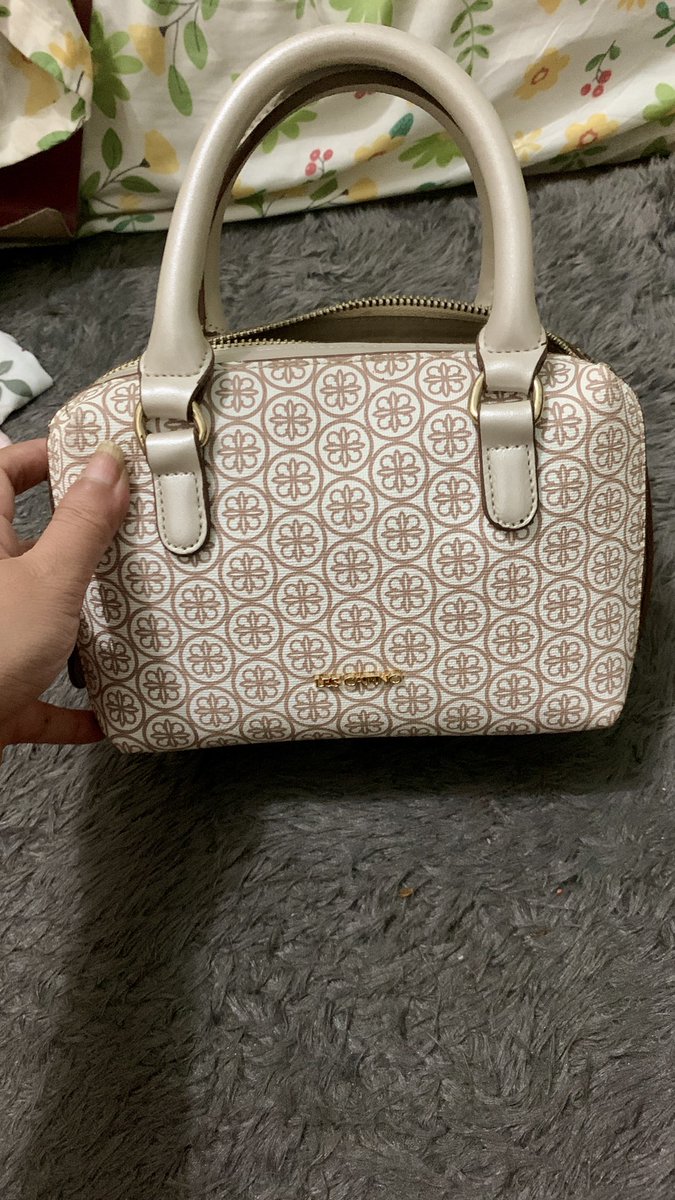 _tumila's tweet photo. 1. parfum crusita 230k. baru beberapa kali pake
2. tas les catino 100k. baru beberapa kali pake. lengkap dengan dustbag nya. 
3. dompet les catino 80k. belum pernah dipake.
4. dompet wallts 100k. belum pernah dipake. ada box nya. https://t.co/UBUKF1yLie