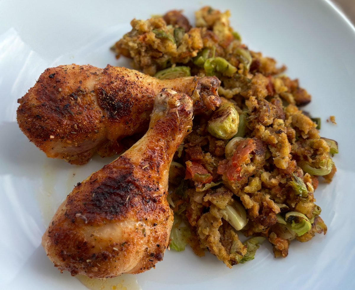 Dinner: Chicken Drumsticks &amp; Brussels-Tomatoes Stuffing 🩷
