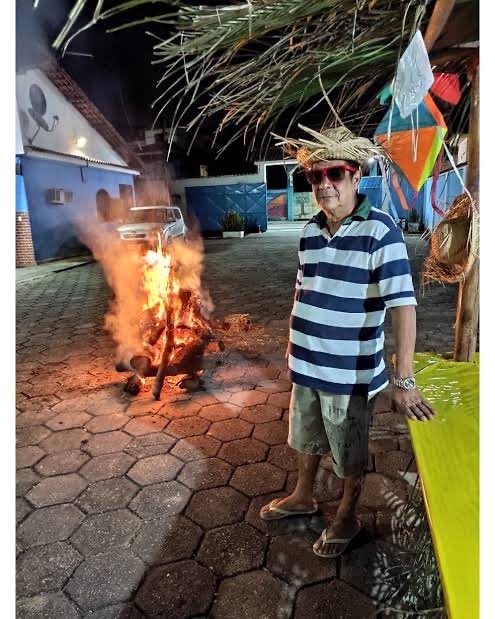 Sábado eu vou pra um forró na roça com comida junina, licor e fogueira.
Não consigo dormir de tanta ansiedade.