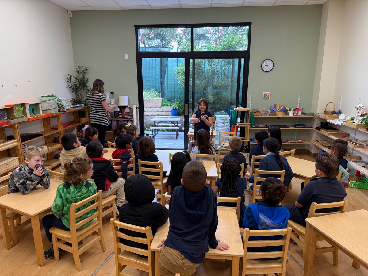 BellaMenteNews's tweet image. 🎤 Sharing Time!
Big smiles and special stories from our little storytellers today! ✨🧸
#SharingTime #LittleVoices #ClassroomJoy