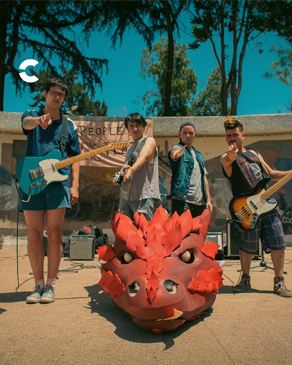 Cinepoliscl's tweet photo. 🔥🇨🇱 Una banda. Una misión. Un dragón... y muchos problemas por resolver.

Los People in the Dragon es la nueva película chilena que mezcla acción, humor y una historia con identidad propia, que no se parece a nada que hayas visto antes.

🎬 Este jueves 5 de junio, ven a descubrir esta aventura nacional cargada de estilo, personajes inolvidables y una propuesta visual alucinante.

#LosPeopleInTheDragon #CineChileno #EstrenoNacional #CinépolisChile