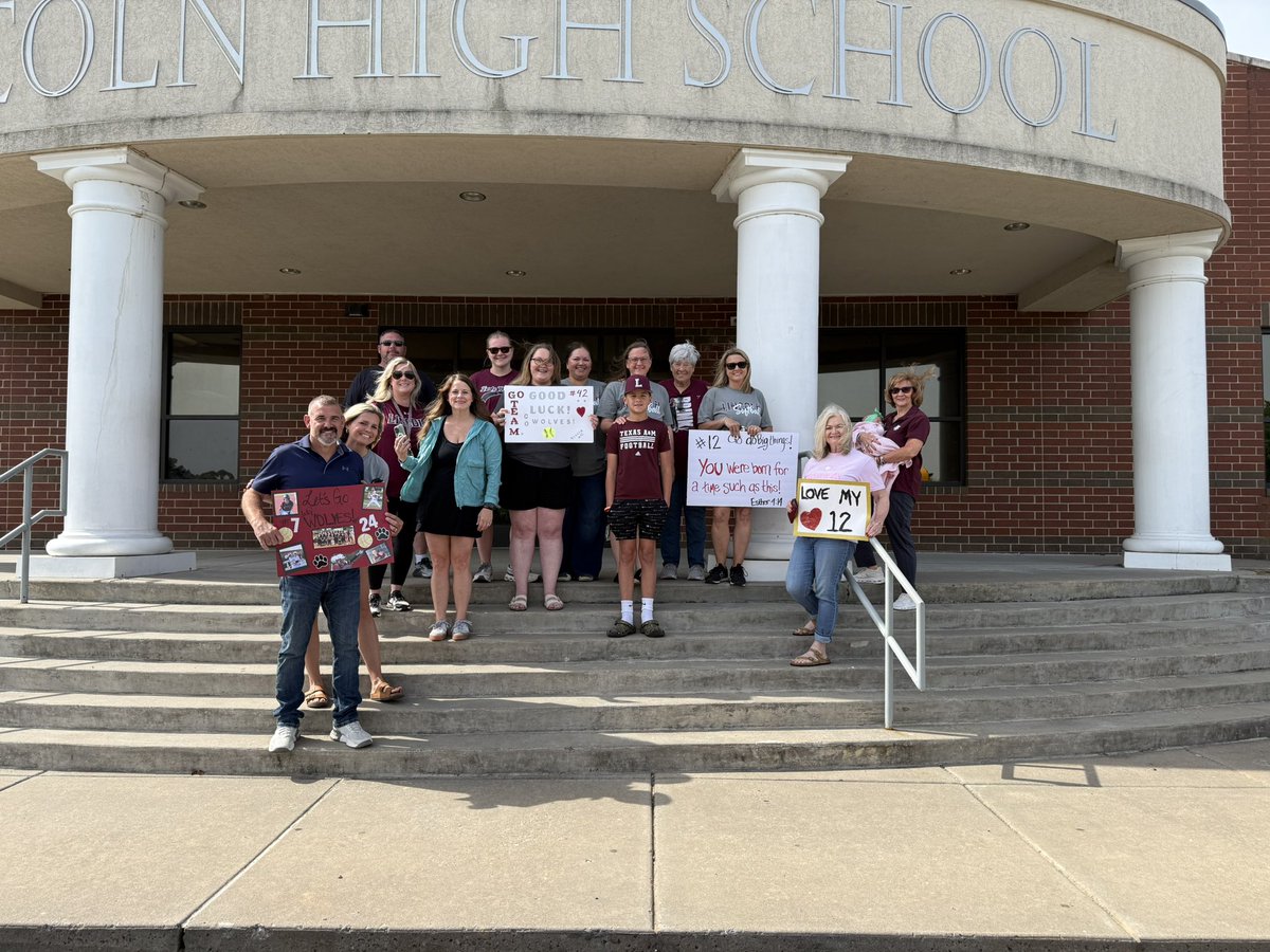 LincolnWolvesSB's tweet image. Lady Wolves lost a tough 3-2 game against Melbourne this afternoon! We are so proud of all they have accomplished this season and will really miss our seniors! 🐺🥎 #goladywolves