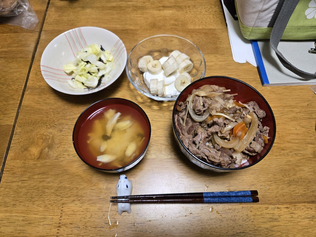 みんなおはよ！
今日は少しだけだったけど来てくれてありがとう！！
昨日は体調は良かったんだけど調子があんま良くなかった一日だから今日の朝飯でスタミナ付けるために牛丼にした！！
最近暑くなってきてるから体調やらなんやら気をつけてね〜
みんなのスタミナ飯はなーにー？
今日も楽しもう♪