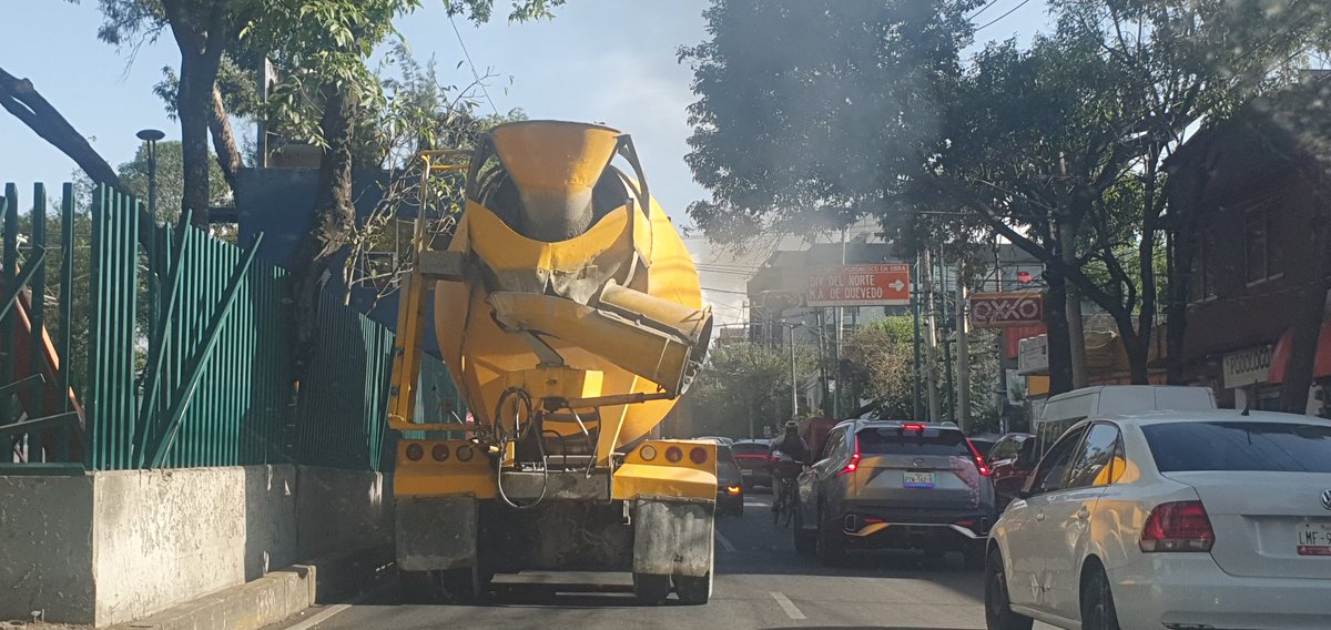 arieltecpatl's tweet photo. @LaSEMOVI Plutarco y eje 7, CDMX está revolvedora de cemento sin placas echando humo negro como locomotora del siglo pasado, solo decía BAL en la puerta... https://t.co/CFsOZ6zVZD