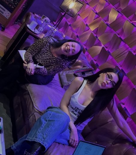 .@KeniaOS junto a Carla Morrison en el estudio de grabación. 🇲🇽