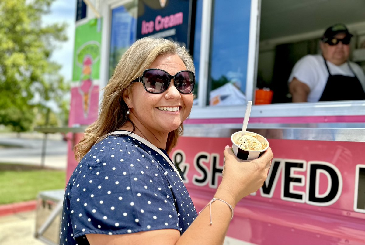 NewtonSupt's tweet image. Our district office team is organized around one guiding principle; support our schools, so they can better serve children and families. Today, we paused to show them some love for the often thankless jobs they do. #BuildingOurFuture