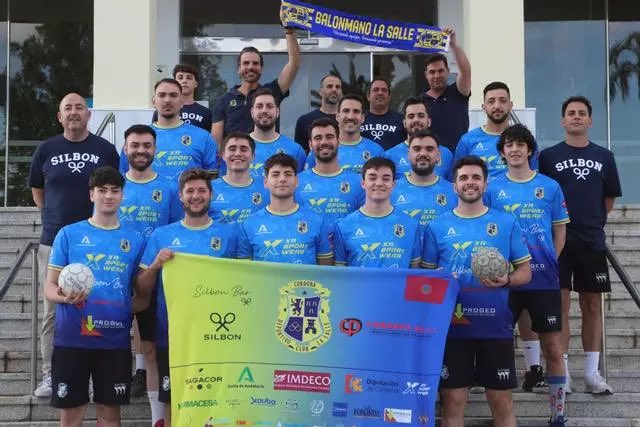 balonmanosalle's tweet photo. Aquí nuestros chicos del Silbon @CordoplasSA  La Salle con la bandera de todos los que hacen posible que todo esto sea una realidad. Mil gracias a todos porque son vosotros esto no existiría #patrocinadores https://t.co/nntNlSp2Ca