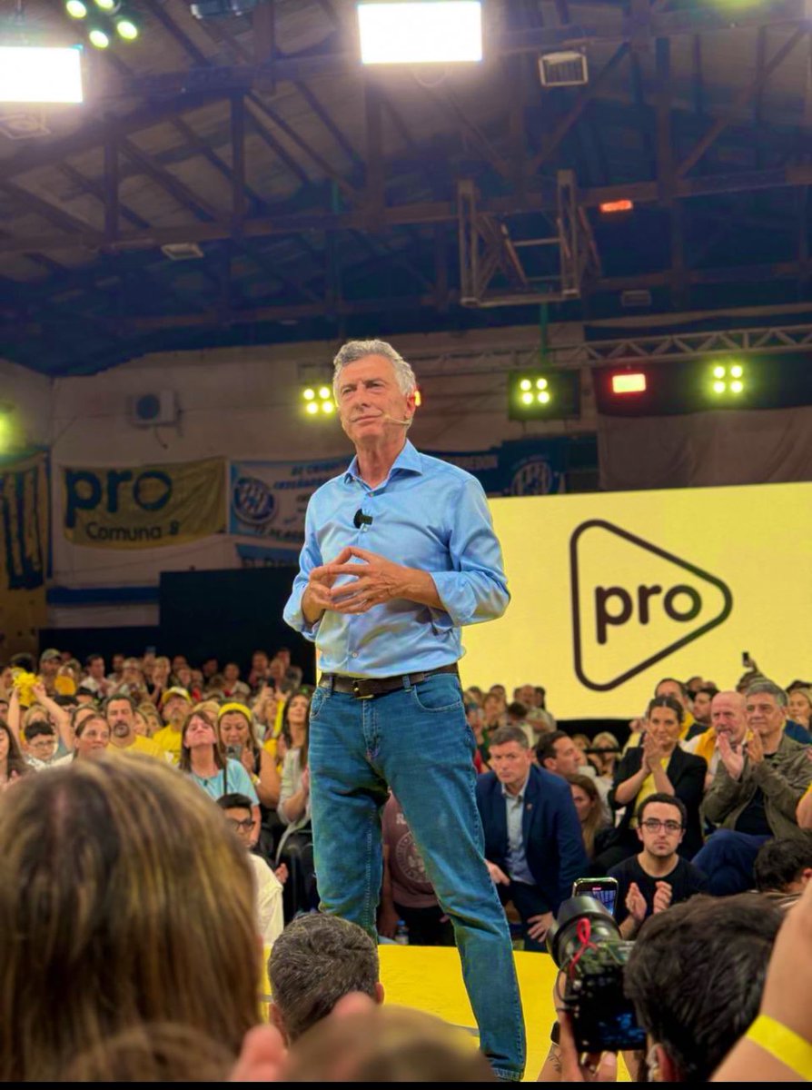 SolSimon18's tweet image. Imagínate ser Libertario, no parar de decir que @mauriciomacri está en Paraguay y que el killer te mire así desde el cierre del PRO.

Que miedo tienen muchachos!! 
El 18 de mayo, es con el @proargentina 
Es con @slospennato