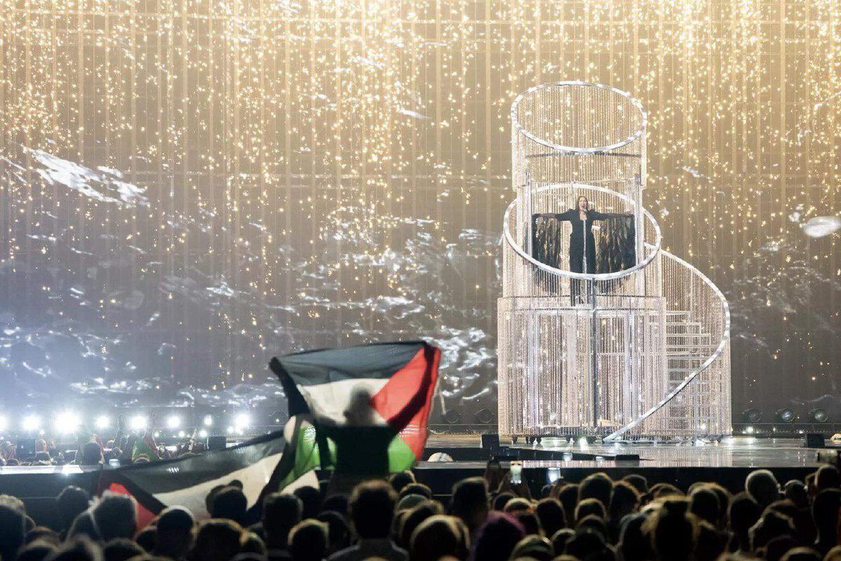 Palästina-Flaggen 🇵🇸 beim ESC während Israels Auftritt: Tausende Musiker forderten Israels Ausschluss wegen des Genozids. Doch Israel wurde eingeladen. Das Halbfinale zeigt: Wo Israels Verbrechen normalisiert werden, wird es trotzdem immer Solidarität mit Palästina geben.