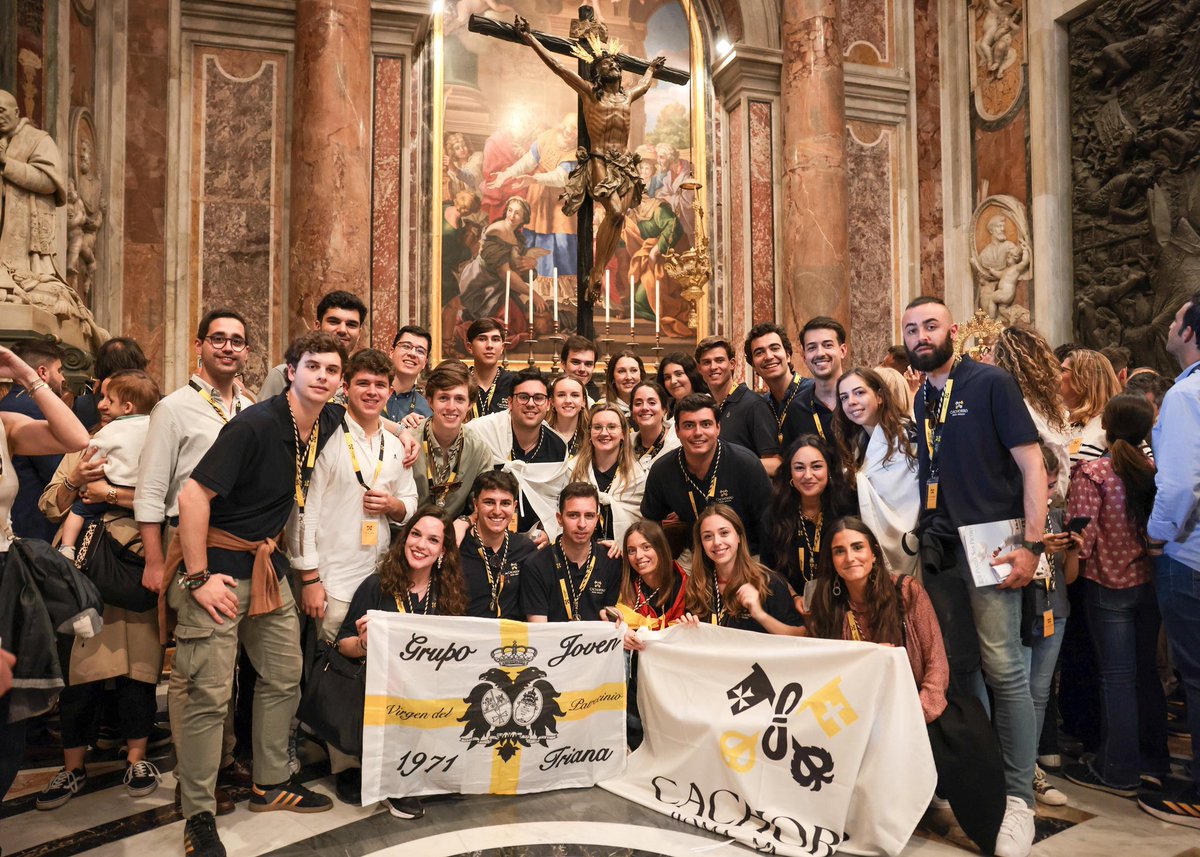 🟡 La Juventud del Patrocinio, presente en Roma ante el Stmo Cristo de la Expiración.

#ElCachorroEnRoma #Cachorro25 #Jubileo2025