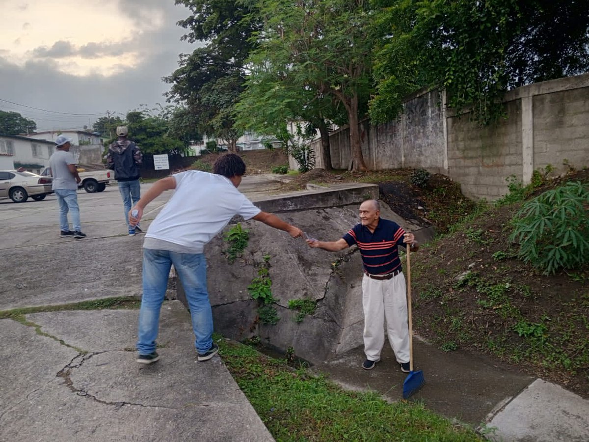 Hoy #15Mayo visitamos a los vecinos de #LaAscención seguimos construyendo la ruta electoral, porque fue en gobiernos democráticos que los ciudadanos conocieron las bondades de una buena gestión gubernamental.

El #25Mayo los Yaracuyanos votan #AbajoALaIzquierda