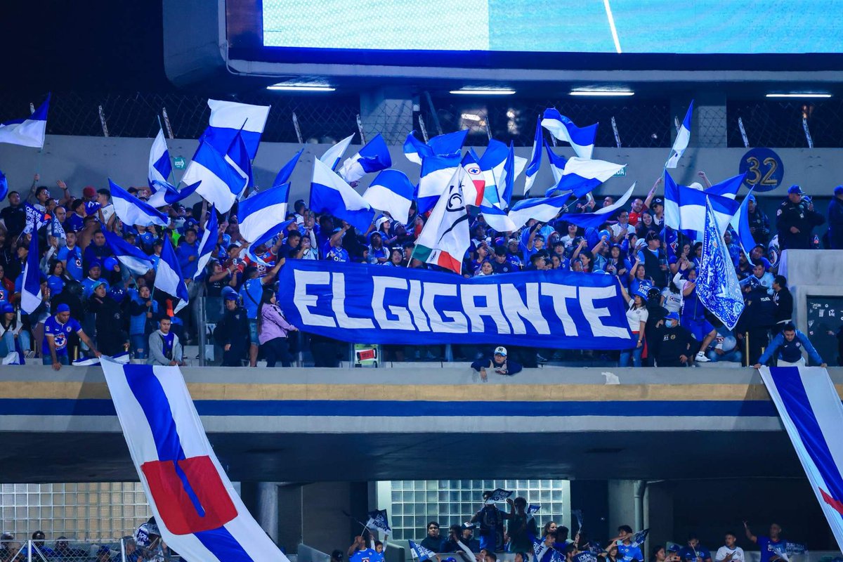 Si te dicen "arrimados", sonríe.
Si te dicen que la van a "cruzazulear", dales like.
Si te dicen que el vestidor está partido y todos odian a Vicente, ríete.
Es normal, Cruz Azul es el único equipo de la Liga que puede hacer doblete.
Es normal, disfrútalo.