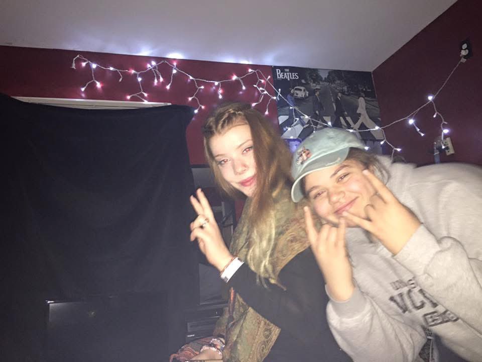 Iez_anya's tweet photo. i miss being a teenager there ill say it (ribs playing in the background) https://t.co/xACoPIl04q