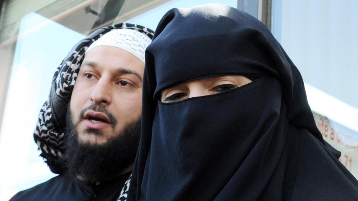 Erkeğin sakalını kutsal sayıp, kadının saçını haram kabul etmek; Arap kültüründen gelen bir gelenektir.

Türklerde böyle bir kültür yoktur!