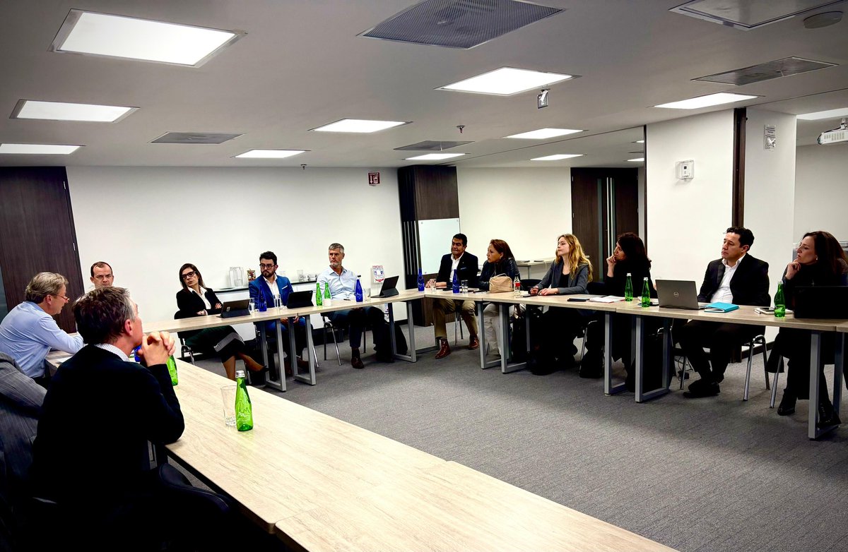 Ayer nuestra Junta Directiva sesionó en Holcim Colombia, donde conocimos su apuesta por la construcción sostenible ♻️. Presentamos “SwissCham Analytics” y dimos la bienvenida a Felipe G. de Nestlé como Vicepresidente y ratificamos a Jarvey B. como Tesorero. #EquipoSuiza