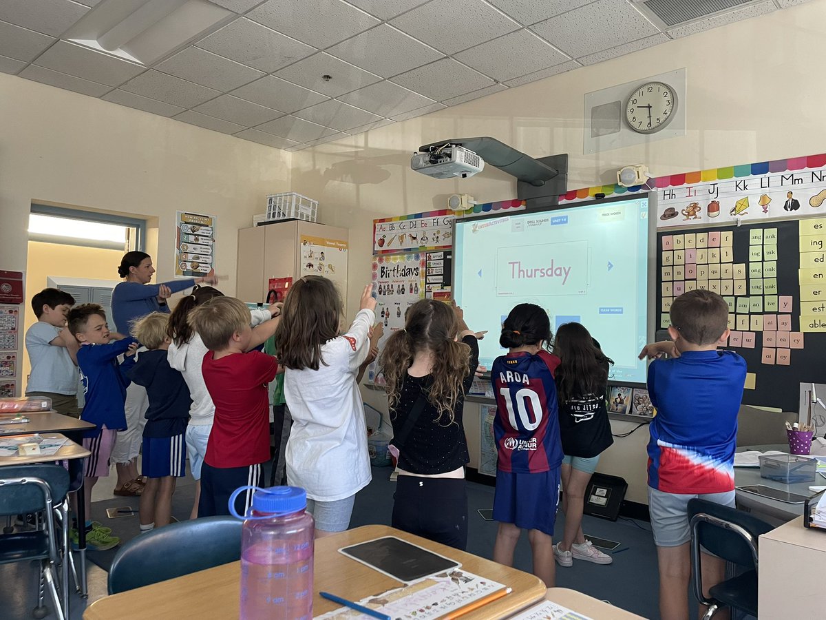 LaurenBird42's tweet photo. #LongandStrong arms for #skywriting during #Fundations at #CosCobSchool #kinestheticlearning #brainpathways @GPSDistrict https://t.co/aKFS5NWqcs