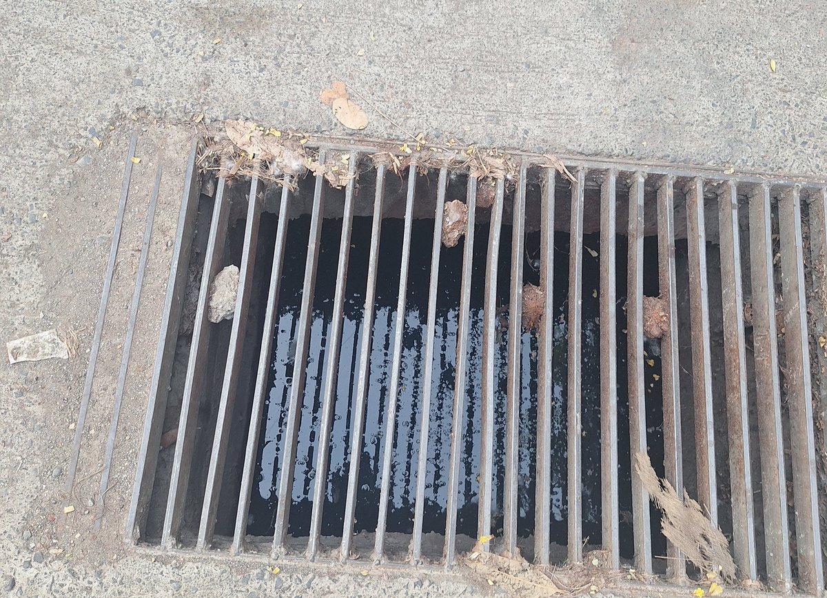 AmarBhartia's tweet photo. @mybmc @mybmcWardKE 
Thanawala Lane, Vile Parle East - New drainage made last year but water does not drain. It's actually more like a dam to store water. Can you clear the blockage before monsoon or you are waiting for floods and dengue cases? Road between Santosh CHS and Dwarka https://t.co/bV75kZ51Rl