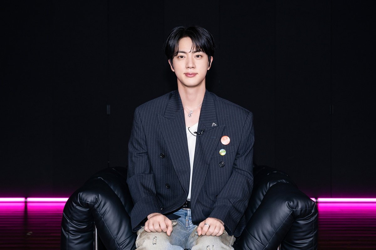 imbcenews's tweet photo. 방탄 진 "벅차오르는 감정 느껴주시길" [일문일답] 
#BTS #방탄소년단 #진 #Jin #Jin_Echo #미니2집 #일문일답 
#신세경 #ShinSaeKyeong #Dont_Say_You_Love_Me #iMBC연예 

너와 나 그리고 우리, 사랑과 우정, 일상에서 마주하는 선택의 기로까지.

타이틀곡은 ‘Don’t Say You Love Me’다. 연인과의 관계가 무너져가는 상황에서도, 사랑 때문에 서로를 쉽게 놓지 못하는 아이러니를 노래한 곡이다. 

Q. ‘Don’t Say You Love Me’ 뮤직비디오에서 배우 신세경 씨와의 호흡은

배우분과 함께한 연기는 처음이라 매우 어색하고 서툴렀어요. 긴장도가 높아지니까 상상한 대로 잘 안되더라고요. 그럼에도 열연해 주신 신세경 씨에게 정말 감사했죠. 유심히 보면 어색해하는 저를 발견할지도 몰라요. (웃음)

Q. 콜드플레이와의 에피소드

형님들이 한국에서 공연한다는 얘기를 듣고 다시 한번 호흡을 맞추고 싶다고 생각했는데, 감사하게도 마음이 통했어요. 역시 우리 형님들이에요. (웃음) 전 세계 투어 중에도 제가 선물했던 캐릭터 인형 ‘우떠’를 들고 다니시더라고요. 그동안 비도 맞고 많은 풍파를 겪었을 것 같아 새로운 우떠를 선물했어요.

🔗https://t.co/kmgkepVeL3