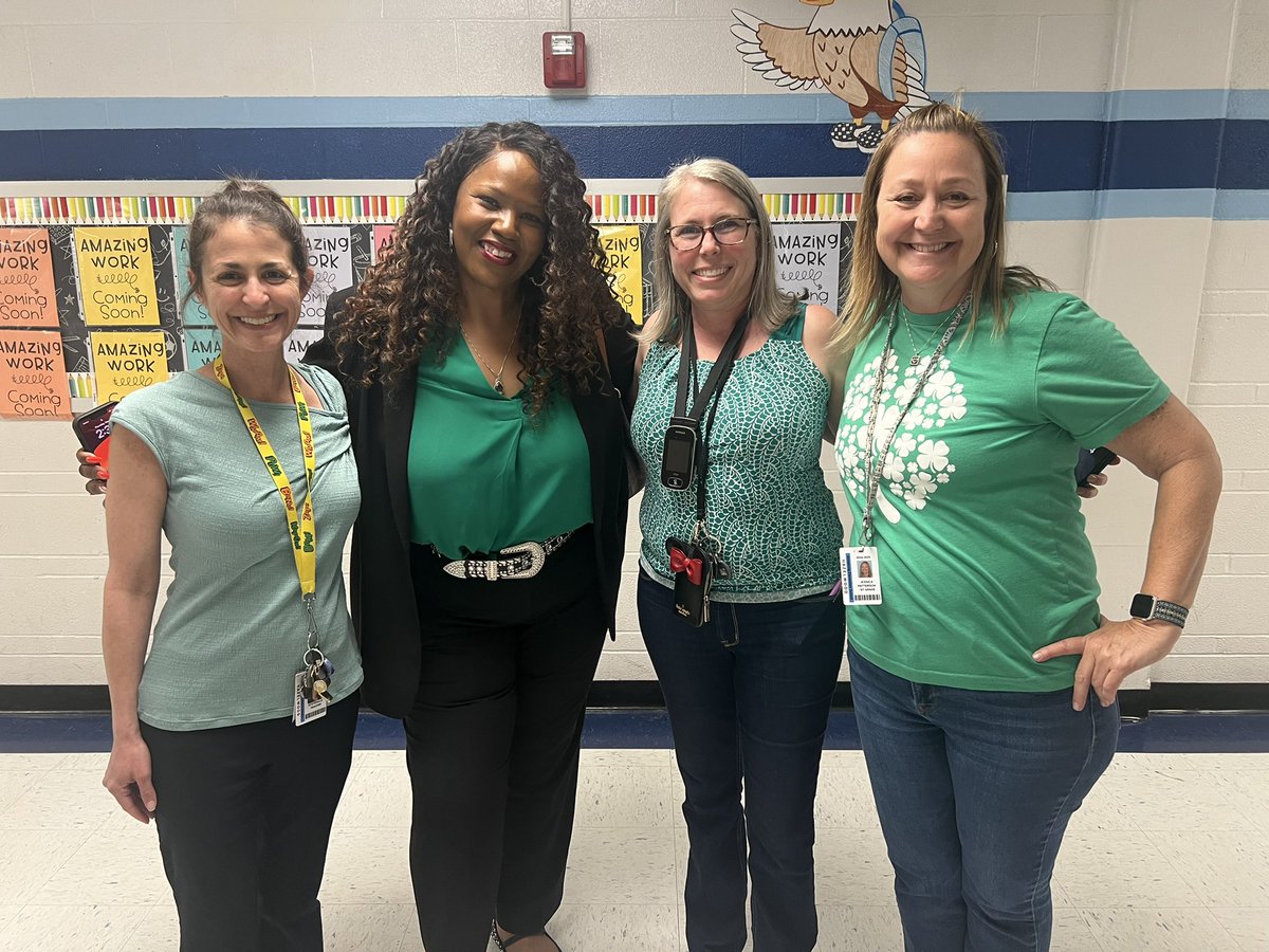 Color ❤️🧡💛💚💙💜 wars today at Armstrong Elementary and the 1st grade team was rockin it with Assistant Superintendent, Mrs. Miller-Seawood 💚💚💚💚 #TheSTRONG 💪🏾