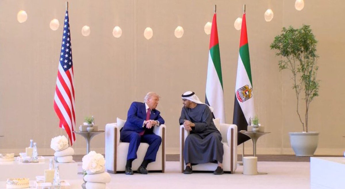Alameri_as's tweet image. رئيس أمريكا #ترامب مع زعيم الشرق الأوسط
#الإمارات_ترحب_بالرئيس_الأمريكي 🇺🇸🇦🇪

 #محمد_بن_زايد