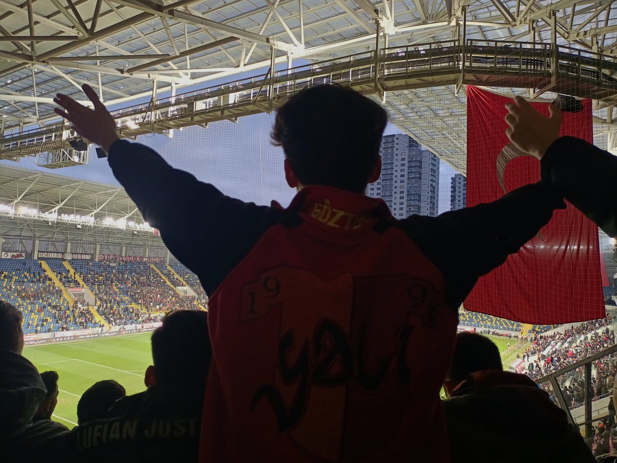 Süper lig bizlere dar gele, 
Haydi hep birlikte Rize'ye!