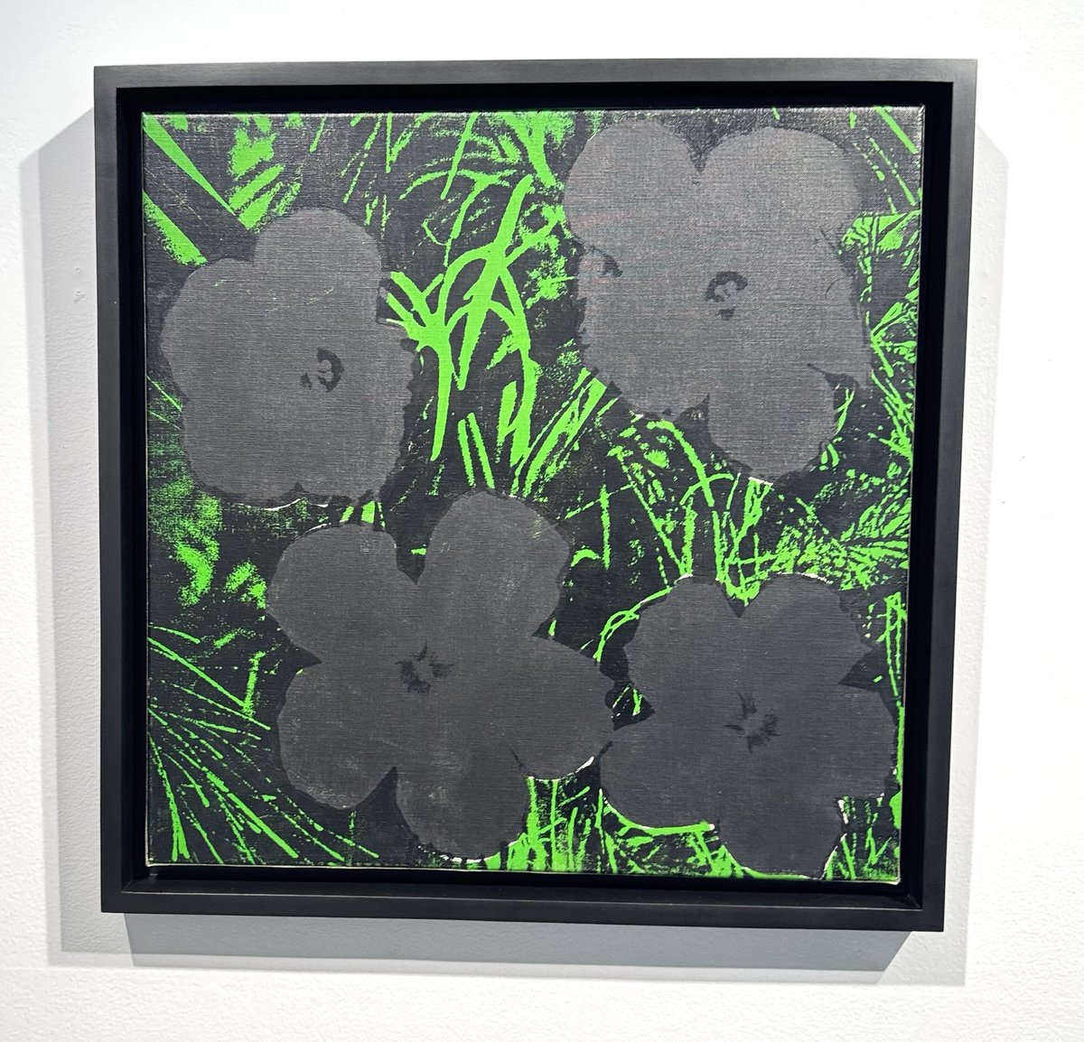 #AndyWarhol 24 inch Flowers on canvas, from the collection of the late #BarbaraGladstone, one of 4 examples with black blossoms on a green and black background achieved $3.8 million <a href="/Sothebys/">Sotheby's</a> NY, 5/15/2025.
sothebys.com/en/buy/auction…