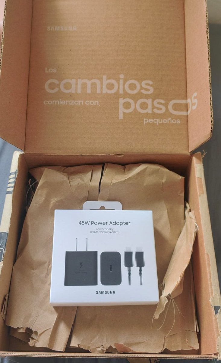 Gvarmp's tweet photo. Pedí un teléfono a @SamsungMexico y me mandaron un cargador.
Si quería sorpresas, mejor pedía en Temu 🙃📦

@SamsungMexico
@SamsungMobile
@Profeco
Ya resuelvanme 🙄 sigo esperando su llamada de seguimiento. 
#samsungfail
#servicioalcliente https://t.co/Bs0DHfBPVP