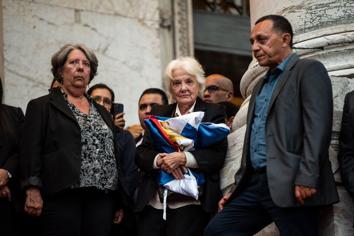 A Pepe lo despidió su compañero de cana leyendo el mismo poema que le leyó a su otro gran compañero. 

Lo cargaron el Presidente y el secretario de presidencia, ambos de su organización.
Y le entregaron las banderas a su compañera, que estuvo al firme, siempre.

1/2