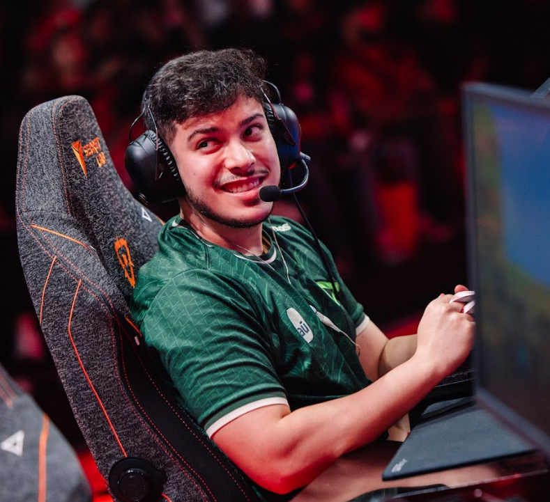 vaLLLorant's tweet photo. NOSSO ÚLTIMOS: AI TUTUUUU

Hoje infelizmente nos despedimos do maior flex já existente no Valorant. Mostrando que honraria a camisa de todas as formas, tuyz se fez presente em muitas fases da LOUD mesmo mudando de função diversas vezes.

Obrigado por todos esses anos tutu, desejamos boa sorte no futuro 💚