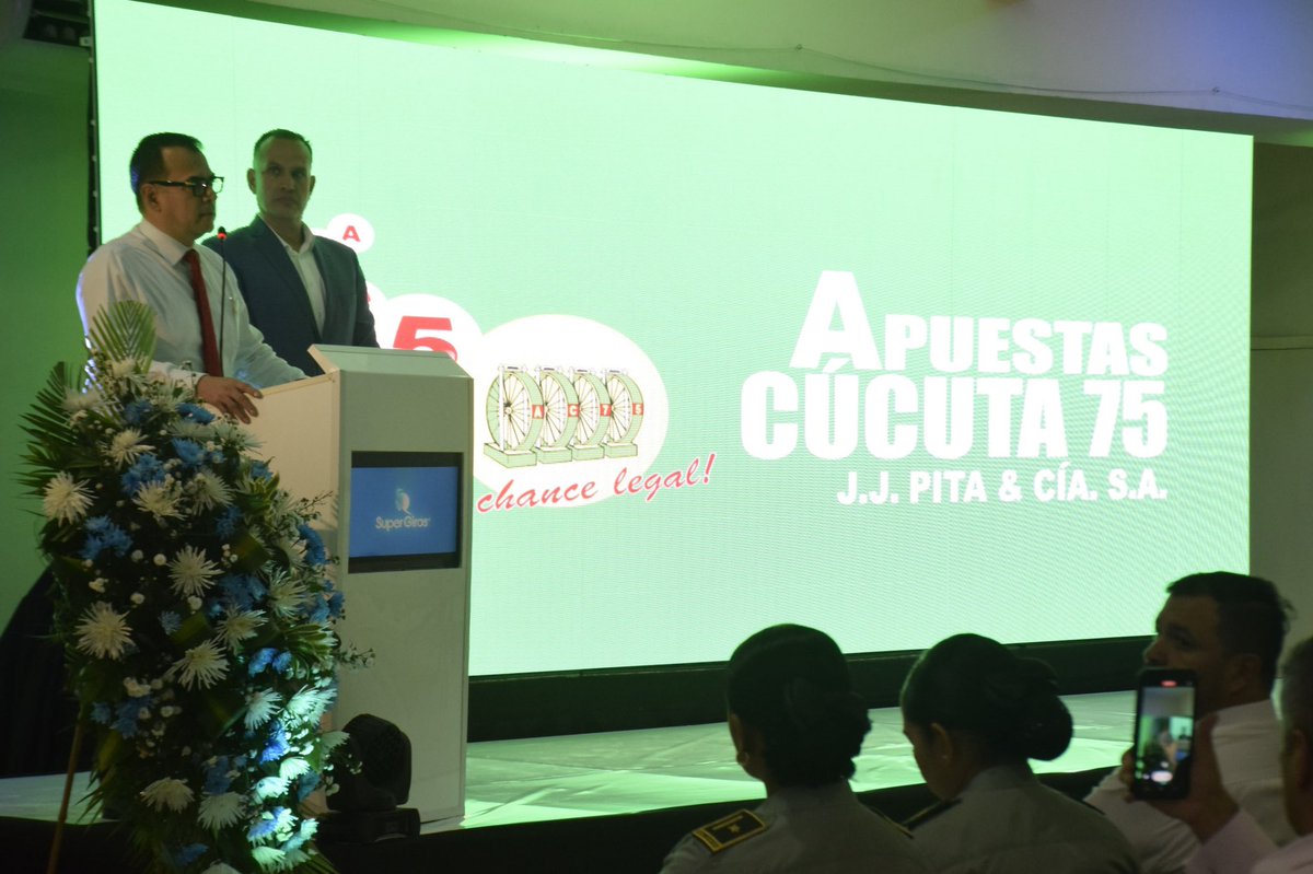 GoberNorte's tweet photo. Fue entregado el reconocimiento especial Francisco de Paula Santander Gran Cruz Cívica en grado extraordinario a Súper Giros - Norte de Santander @SuperGIROSNS 🏅 https://t.co/grYDco35df