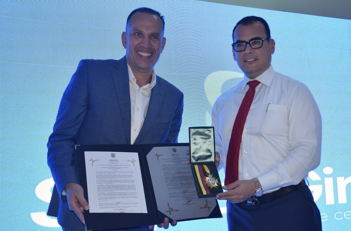 GoberNorte's tweet photo. Fue entregado el reconocimiento especial Francisco de Paula Santander Gran Cruz Cívica en grado extraordinario a Súper Giros - Norte de Santander @SuperGIROSNS 🏅 https://t.co/grYDco35df